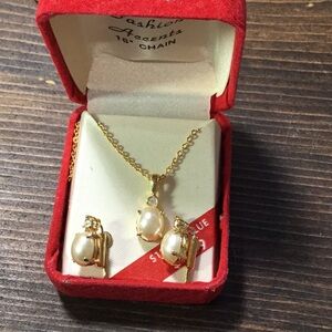 Vintage NIB Pearl Necklace with earrings from 90s